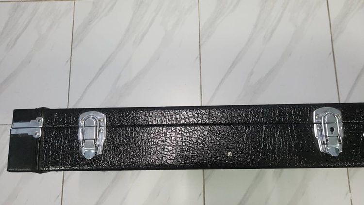 เคสกีต้าร์ไฟฟ้าหนังลาย แข็งแรงทนทาน  ภายนอกวัสดุหนังสีดำ ภายในบุกำมะหยี่สีดำหนาๆ ตัวล๊อค 3 ตัว บานพับ หูหิ้ว แข็งแรง ก.33 ย.105cm.หนา7cm. รูปที่ 5