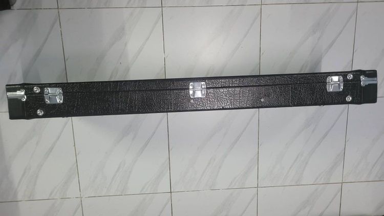 เคสกีต้าร์ไฟฟ้าหนังลาย แข็งแรงทนทาน  ภายนอกวัสดุหนังสีดำ ภายในบุกำมะหยี่สีดำหนาๆ ตัวล๊อค 3 ตัว บานพับ หูหิ้ว แข็งแรง ก.33 ย.105cm.หนา7cm. รูปที่ 6