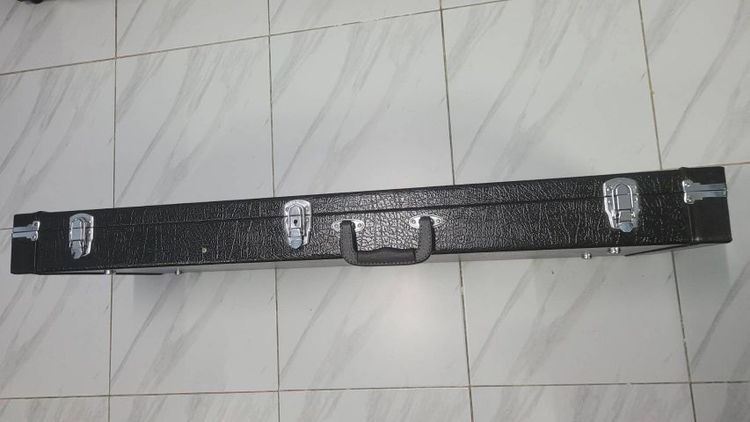 เคสกีต้าร์ไฟฟ้าหนังลาย แข็งแรงทนทาน  ภายนอกวัสดุหนังสีดำ ภายในบุกำมะหยี่สีดำหนาๆ ตัวล๊อค 3 ตัว บานพับ หูหิ้ว แข็งแรง ก.33 ย.105cm.หนา7cm. รูปที่ 4