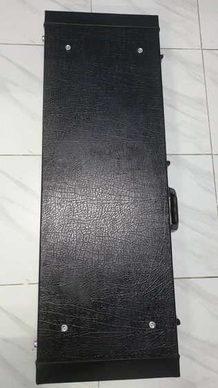 เคสกีต้าร์ไฟฟ้าหนังลาย แข็งแรงทนทาน  ภายนอกวัสดุหนังสีดำ ภายในบุกำมะหยี่สีดำหนาๆ ตัวล๊อค 3 ตัว บานพับ หูหิ้ว แข็งแรง ก.33 ย.105cm.หนา7cm. รูปที่ 2