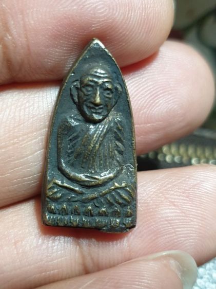 หลวงปู่ทวด พิมพ์เตารีดเล็ก หลวงพ่อด่วน ถามโร วัดบางนอน ระนอง เนื้อทองผสม รุ่นแรกที่เป็นเนื้อโลหะ ปี 2531 ตอกโค๊ดมีจาร ของ หลวงพ่อด่วน  รูปที่ 8