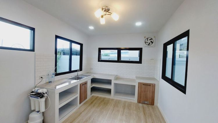 ซ่อมหลังคารั่ว โกดัง บ้าน รีโนเวท ทาสี รั้วประตู เทพื้น รูปที่ 9