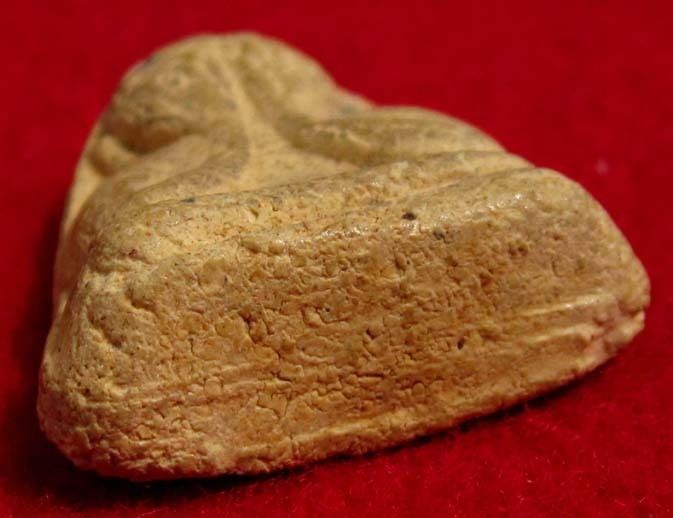 พระปิดตา หลังพระสังกัจจายน์  หลวงปู่เฮี้ยง  วัดป่าอรัญญิการาม  ปี 2505     P 58 รูปที่ 8