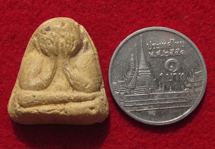 พระปิดตา หลังพระสังกัจจายน์  หลวงปู่เฮี้ยง  วัดป่าอรัญญิการาม  ปี 2505     P 58 รูปที่ 9