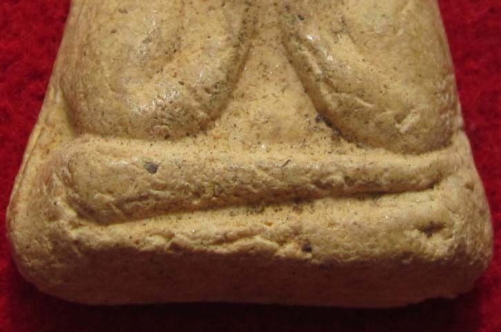 พระปิดตา หลังพระสังกัจจายน์  หลวงปู่เฮี้ยง  วัดป่าอรัญญิการาม  ปี 2505     P 58 รูปที่ 3