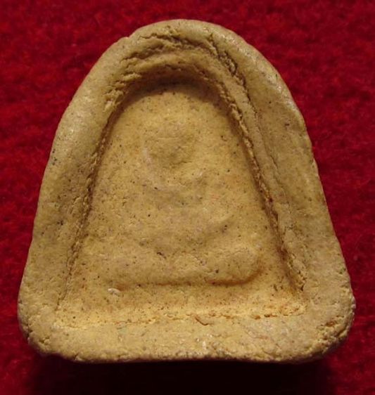 พระปิดตา หลังพระสังกัจจายน์  หลวงปู่เฮี้ยง  วัดป่าอรัญญิการาม  ปี 2505     P 58 รูปที่ 6