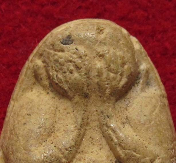 พระปิดตา หลังพระสังกัจจายน์  หลวงปู่เฮี้ยง  วัดป่าอรัญญิการาม  ปี 2505     P 58 รูปที่ 2