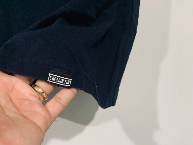 เสื้อยืด CAPTANI FIN กระเป๋าอกซ้าย แท้ 💯 size L ขนาด อก 21 ยาว 27.5 นิ้ว สภาพดีมาก ดีเทลสวย เนื้อผ้าบางนิ่มใส่สบาย หายากน่าสะสมครับ รูปที่ 4
