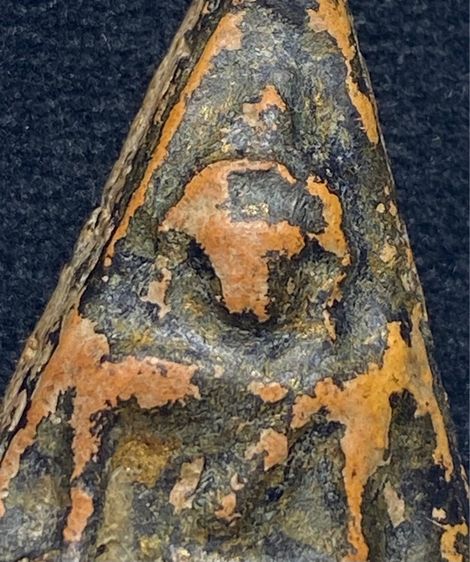 พระนางพญาพิมพ์สังฆาฏิ  เนื้อดินเผา วัดนางพญา   จ.พิษณุโลก    P 680 รูปที่ 9