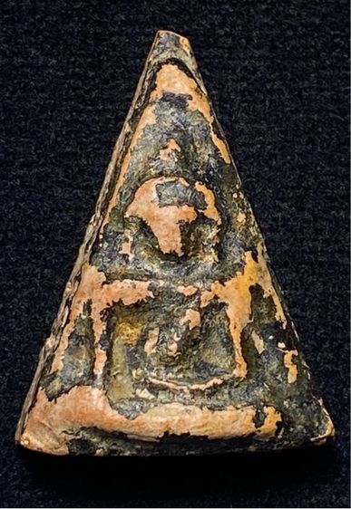 พระนางพญาพิมพ์สังฆาฏิ  เนื้อดินเผา วัดนางพญา   จ.พิษณุโลก    P 680