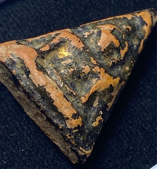 พระนางพญาพิมพ์สังฆาฏิ  เนื้อดินเผา วัดนางพญา   จ.พิษณุโลก    P 680 รูปที่ 8