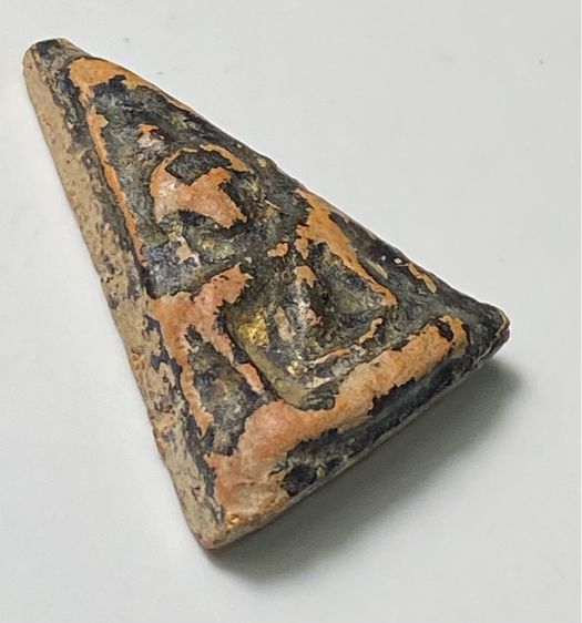 พระนางพญาพิมพ์สังฆาฏิ  เนื้อดินเผา วัดนางพญา   จ.พิษณุโลก    P 680 รูปที่ 5