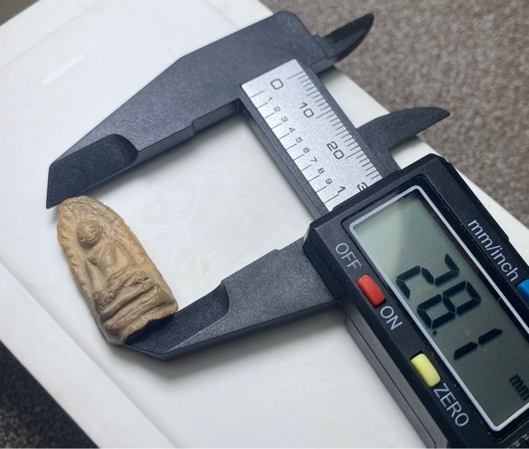 พระรอดพิมพ์ใหญ่  กรุวัดมหาวัน   จ.ลำพูน ( พระใช้มาแต่เดิมมีสึก )     P 683 รูปที่ 16