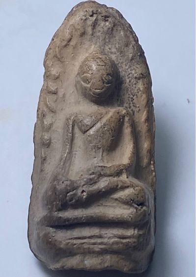 พระรอดพิมพ์ใหญ่  กรุวัดมหาวัน   จ.ลำพูน ( พระใช้มาแต่เดิมมีสึก )     P 683 รูปที่ 12