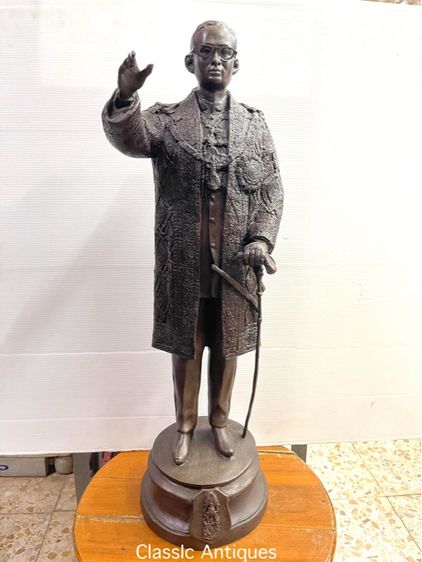 รูปปั้น เสด็จพ่อ ร.9 ทรงยืนทองเหลืองA2