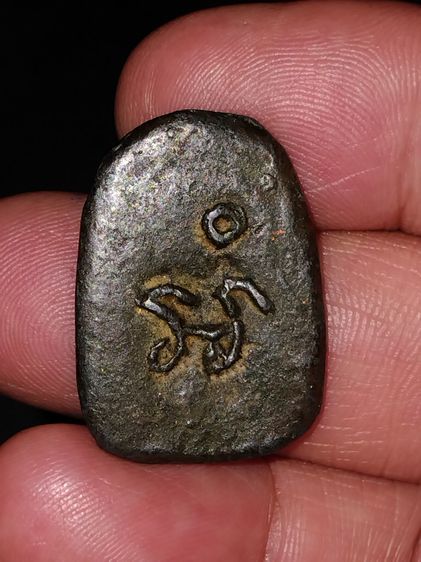 หลวงปู่บุญ วัดกลางบางแก้ว นครปฐม พิมพ์ซุ้มเว้าหลังยันต์นูน เนื้อตะกั่ว ปี 2462 ขนาดกว้าง 1.5 ซม สูง 2.5 ซม. เดิมๆ สภาพสวยมาก องค์นี้เก่า แท รูปที่ 2