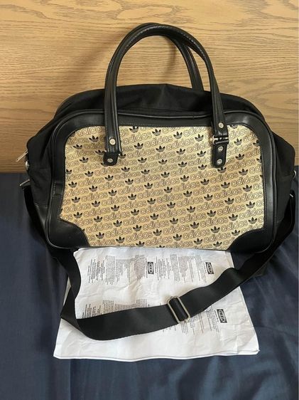 ไม่ระบุ ดำ หนัง PU ขายกระเป๋าสะพาย ทรงคลาสิค พิมพ์ลาย adidas ของแท้ สภาพดี ไม่มีชำรุด