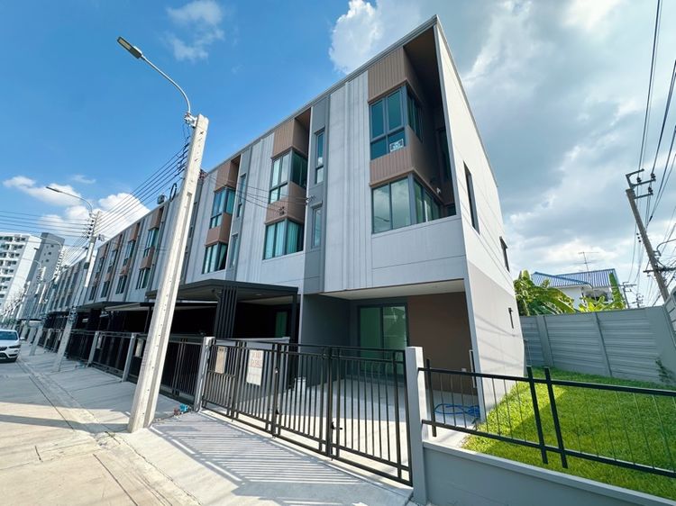 ขายทาวน์โฮมใหม่ 3 ชั้น หลังมุม 28.90 ตรว บ้านกลางเมือง ประชาอุทิศ 60 สุขสวัสดิ์ ไม่เคยเข้าอยู่