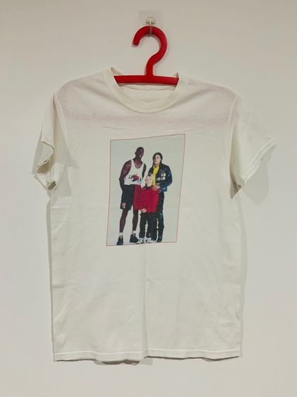 ขาว อื่นๆ แขนสั้น อื่นๆ อื่นๆ เสื้อยืดวินเทจ แท้ 💯 size วัดจริง ขนาด อก 20.5 ยาว 27.5 นิ้ว สภาพดีมาก ลายสวย ผ้านิ่มมาก หายากน่าสะสมครับ