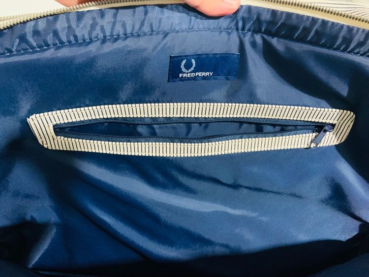 กระเป๋า FRED PERRY แท้ 💯 สภาพใหม่มาก ขนาด ยาว 17.5 สูง 13.5 หนา 5.5-6 นิ้ว ทรงสวย ดีเทลสวยมาก ตัดเย็บดีมาก หายากน่าสะสมครับ รูปที่ 13