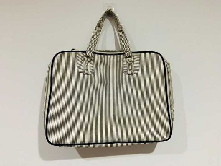 กระเป๋า FRED PERRY แท้ 💯 สภาพใหม่มาก ขนาด ยาว 17.5 สูง 13.5 หนา 5.5-6 นิ้ว ทรงสวย ดีเทลสวยมาก ตัดเย็บดีมาก หายากน่าสะสมครับ รูปที่ 4