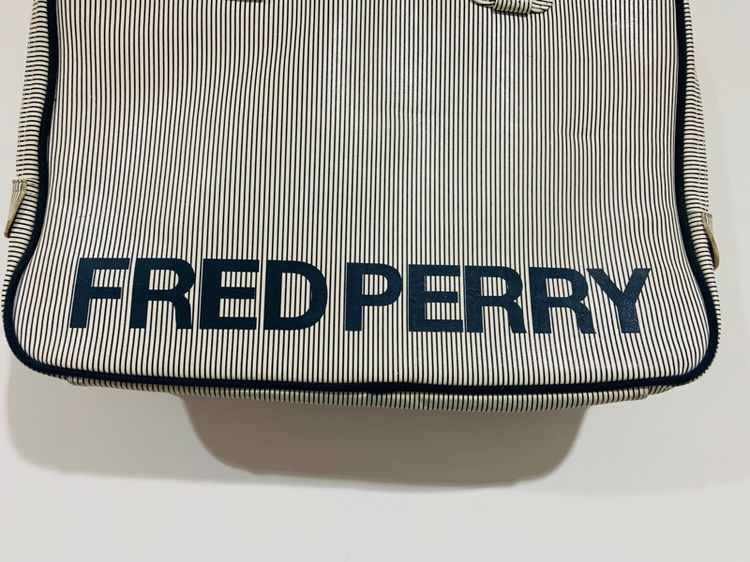 กระเป๋า FRED PERRY แท้ 💯 สภาพใหม่มาก ขนาด ยาว 17.5 สูง 13.5 หนา 5.5-6 นิ้ว ทรงสวย ดีเทลสวยมาก ตัดเย็บดีมาก หายากน่าสะสมครับ รูปที่ 2