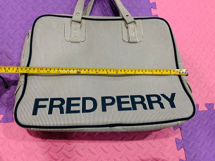 กระเป๋า FRED PERRY แท้ 💯 สภาพใหม่มาก ขนาด ยาว 17.5 สูง 13.5 หนา 5.5-6 นิ้ว ทรงสวย ดีเทลสวยมาก ตัดเย็บดีมาก หายากน่าสะสมครับ รูปที่ 7