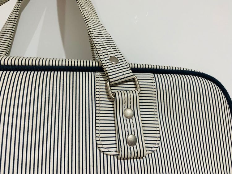 กระเป๋า FRED PERRY แท้ 💯 สภาพใหม่มาก ขนาด ยาว 17.5 สูง 13.5 หนา 5.5-6 นิ้ว ทรงสวย ดีเทลสวยมาก ตัดเย็บดีมาก หายากน่าสะสมครับ รูปที่ 3