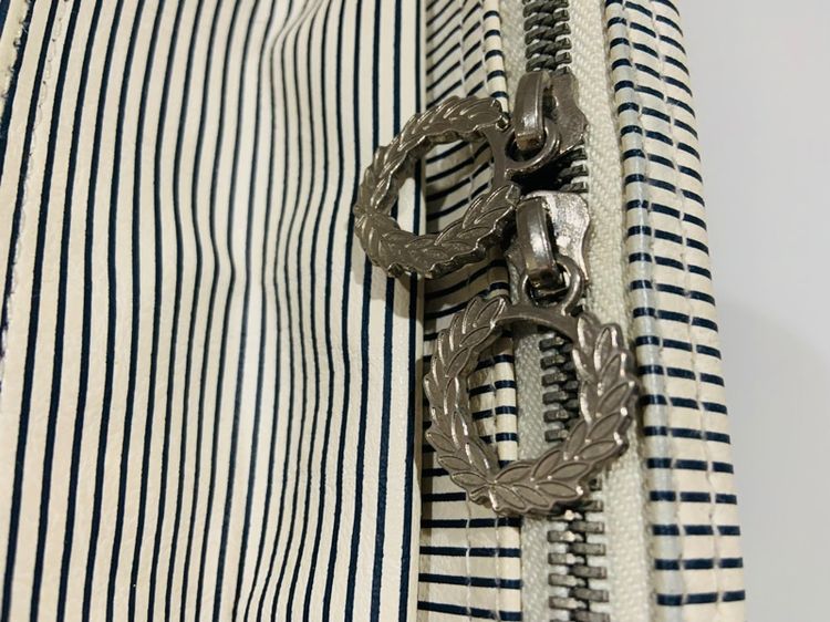 กระเป๋า FRED PERRY แท้ 💯 สภาพใหม่มาก ขนาด ยาว 17.5 สูง 13.5 หนา 5.5-6 นิ้ว ทรงสวย ดีเทลสวยมาก ตัดเย็บดีมาก หายากน่าสะสมครับ รูปที่ 5