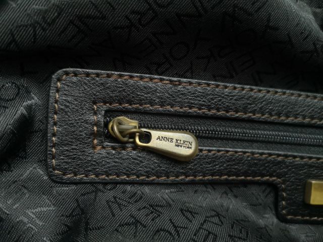 กระเป๋าหนังแท้สีดำแบรรด์แท้  ANNE KLEIN NEW YORK
(ผู้หญิง)​ รูปที่ 4