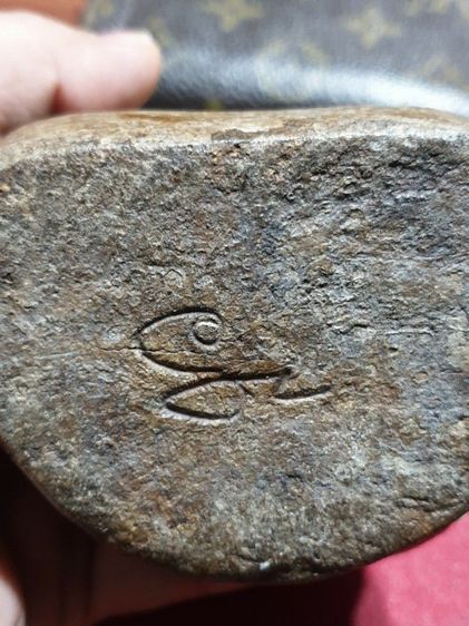 พระปิดตา ขนาดบูชา เนื้อผงผสมว่าน สภาพเก่าได้อายุ ลักษณะพระอวบอิ่มสมบูรณ์ ไม่ทราบวัดและปีที่ออก มีรอยจารเก่าใต้ฐาน สภาพเก่าเนื้อจัดจ้านมาก รูปที่ 12