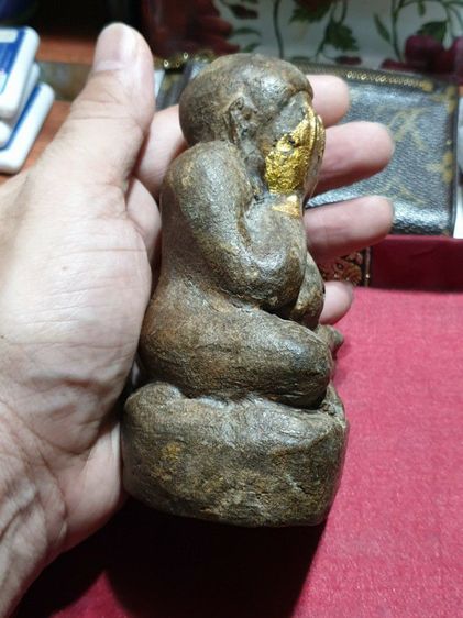 พระปิดตา ขนาดบูชา เนื้อผงผสมว่าน สภาพเก่าได้อายุ ลักษณะพระอวบอิ่มสมบูรณ์ ไม่ทราบวัดและปีที่ออก มีรอยจารเก่าใต้ฐาน สภาพเก่าเนื้อจัดจ้านมาก รูปที่ 7