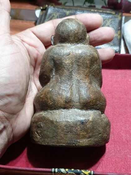 พระปิดตา ขนาดบูชา เนื้อผงผสมว่าน สภาพเก่าได้อายุ ลักษณะพระอวบอิ่มสมบูรณ์ ไม่ทราบวัดและปีที่ออก มีรอยจารเก่าใต้ฐาน สภาพเก่าเนื้อจัดจ้านมาก รูปที่ 8