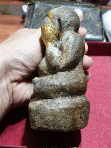 พระปิดตา ขนาดบูชา เนื้อผงผสมว่าน สภาพเก่าได้อายุ ลักษณะพระอวบอิ่มสมบูรณ์ ไม่ทราบวัดและปีที่ออก มีรอยจารเก่าใต้ฐาน สภาพเก่าเนื้อจัดจ้านมาก รูปที่ 10