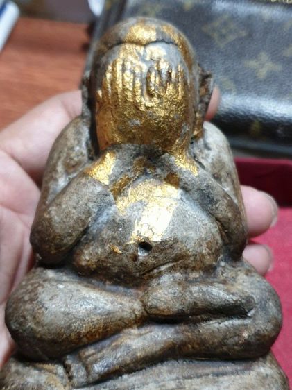 พระปิดตา ขนาดบูชา เนื้อผงผสมว่าน สภาพเก่าได้อายุ ลักษณะพระอวบอิ่มสมบูรณ์ ไม่ทราบวัดและปีที่ออก มีรอยจารเก่าใต้ฐาน สภาพเก่าเนื้อจัดจ้านมาก รูปที่ 6