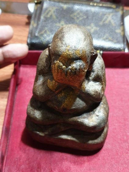 พระปิดตา ขนาดบูชา เนื้อผงผสมว่าน สภาพเก่าได้อายุ ลักษณะพระอวบอิ่มสมบูรณ์ ไม่ทราบวัดและปีที่ออก มีรอยจารเก่าใต้ฐาน สภาพเก่าเนื้อจัดจ้านมาก รูปที่ 11