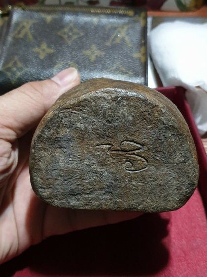 พระปิดตา ขนาดบูชา เนื้อผงผสมว่าน สภาพเก่าได้อายุ ลักษณะพระอวบอิ่มสมบูรณ์ ไม่ทราบวัดและปีที่ออก มีรอยจารเก่าใต้ฐาน สภาพเก่าเนื้อจัดจ้านมาก รูปที่ 13