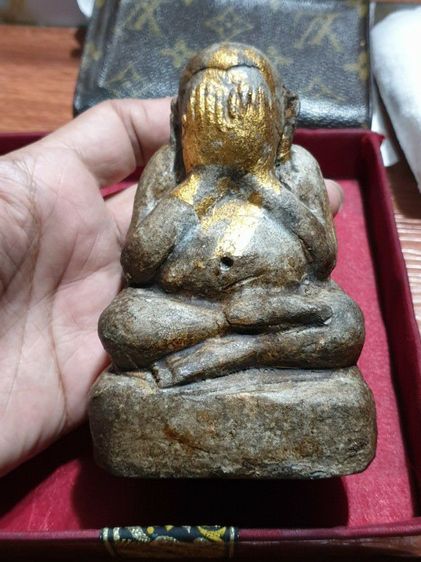 พระปิดตา ขนาดบูชา เนื้อผงผสมว่าน สภาพเก่าได้อายุ ลักษณะพระอวบอิ่มสมบูรณ์ ไม่ทราบวัดและปีที่ออก มีรอยจารเก่าใต้ฐาน สภาพเก่าเนื้อจัดจ้านมาก รูปที่ 16