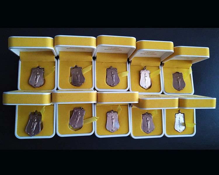 พร้อมกัน 10 องค์ เหรียญเสมาฉลอง 25 พุทธศตวรรษ เนื้ออัลปาก้า พร้อมกล่องเดิม สภาพเดิมๆ ไม่ผ่านการใช้  รูปที่ 2