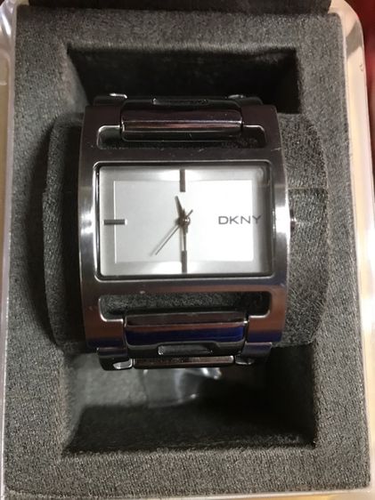 ขาว นาฬิกาหญิงยี่ห้อ DKNY สภาพสวยพร้อมกล่องพร้อมสายตอแท้