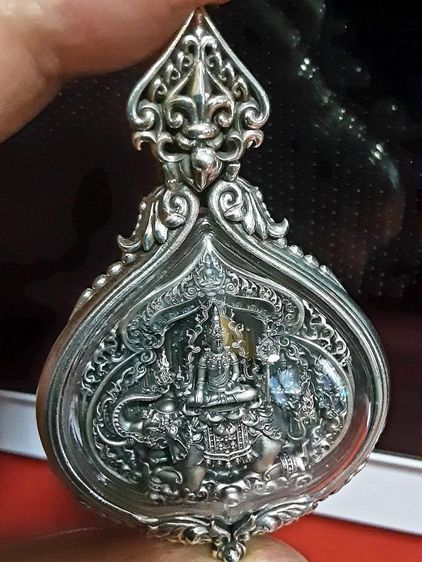 พระชัยหลังช้าง เนื้อเงิน ครูบาอริยชาติ เลี่ยมกรอบเงินพุทธศิลป์ สวยงามมาก รูปที่ 12