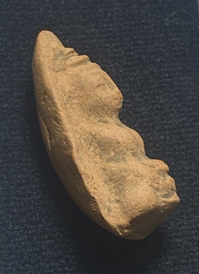 พระกรุเขาดีสลักใหม่  วัดถ้ำเสือ พิมพ์ตุ๊กตา  จ.สุพรรณบุรี     P 706 รูปที่ 4