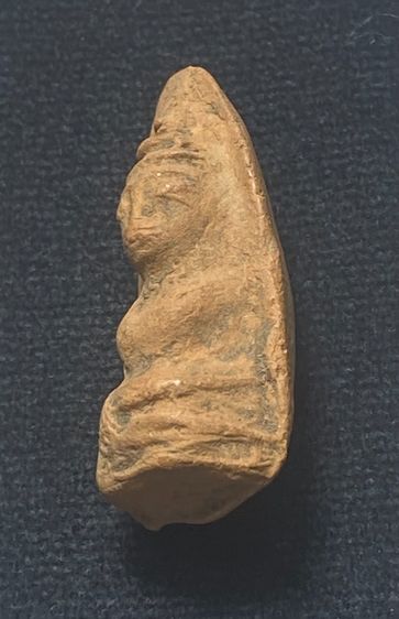 พระกรุเขาดีสลักใหม่  วัดถ้ำเสือ พิมพ์ตุ๊กตา  จ.สุพรรณบุรี     P 706 รูปที่ 3