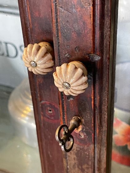 ตู้ไทย โปร่งข้าง หัวบัว เกลียวเชือกไม้สักโบราณ รูปที่ 6