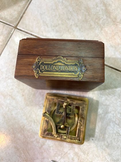 นาฬิกาแดด เข็มทิศทองเหลือง พร้อมกล่องไม้สะสม รูปที่ 12