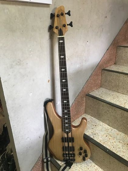 อื่นๆ กีต้าร์ไฟฟ้า กีตาร์เบสไฟฟ้า SPEAK สภาพดีสวยพร้อมสองกระป๋อง