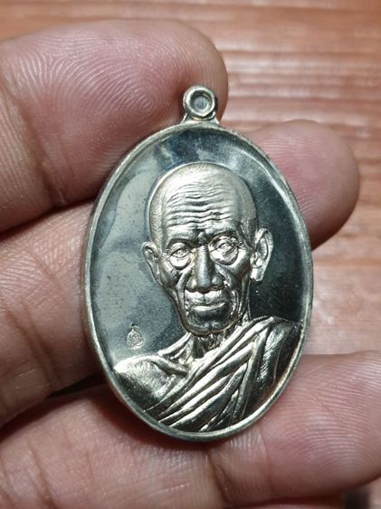 เหรียญหลวงพ่อรวย รุ่น รวยคูณ ทอง ปี 57เนื้ออัลปาก้า หายากแล้ว สภาพสวยเดิม รับประกันพระแท้ ตอกโค๊ตชัดเจน รูปที่ 4