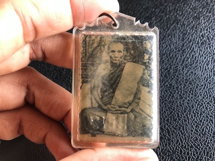 ภาพพ่อกวยหลังผ้ายันต์