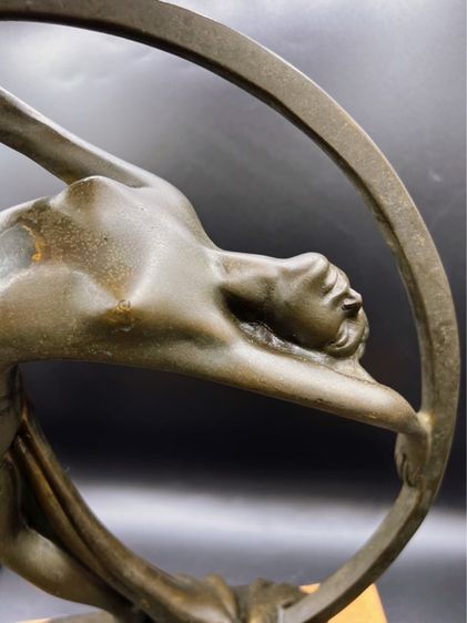 1930s Art Deco Hoop Dancer Brass Sculpture  สาวแดนเซอร์รูปปั้นทองเหลืองบนฐานไม้ งานยุโรปนำเข้า รูปที่ 2