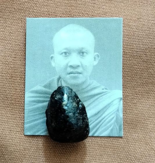 พระปิดตาอุ้มดวงชะตา เนื้อผงคลุกรักดำ ออกวัดบางกุฎีทอง พระราชสิริวัชรรังสี ท่านเจ้าคุณ หลวงพ่อชำนาญ อุตตมปัญโญ วัดชินวรารามวรวิหาร จ.ปทุมธานี รูปที่ 2